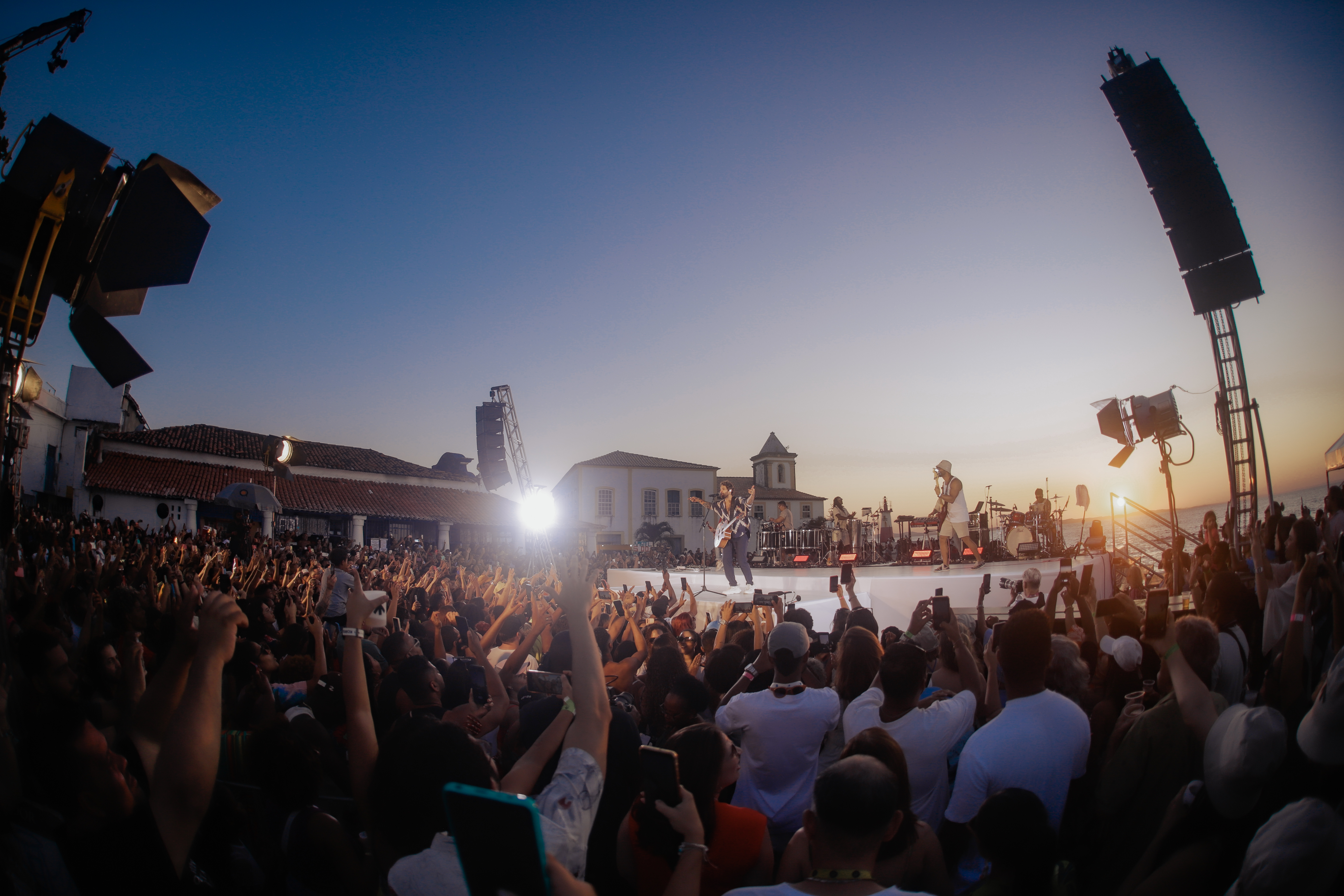 Palco WS em show ao ar livre no fim da tarde, em Salvador