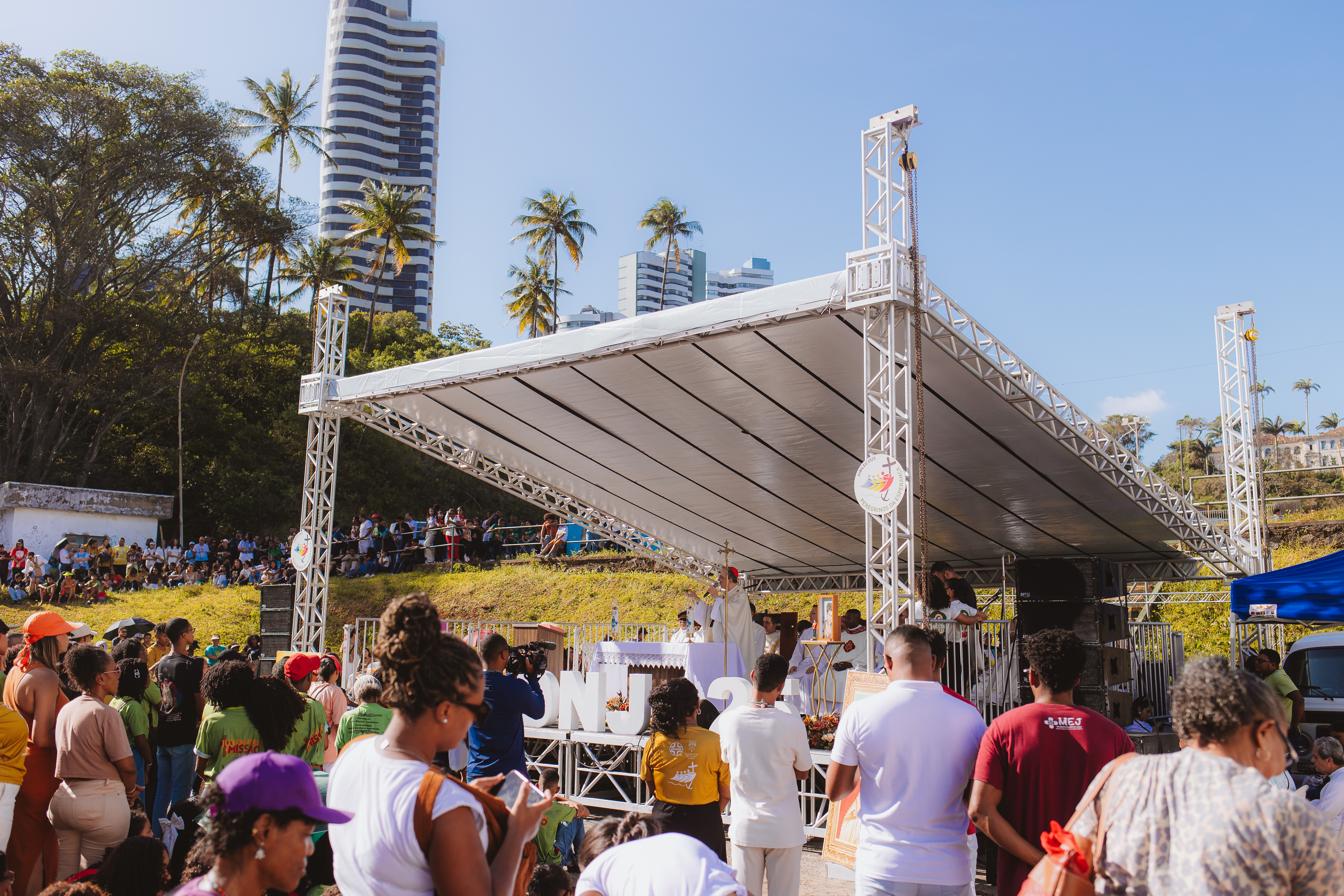 Palco 8x6 com cobertura de uma água montado para evento de grande público