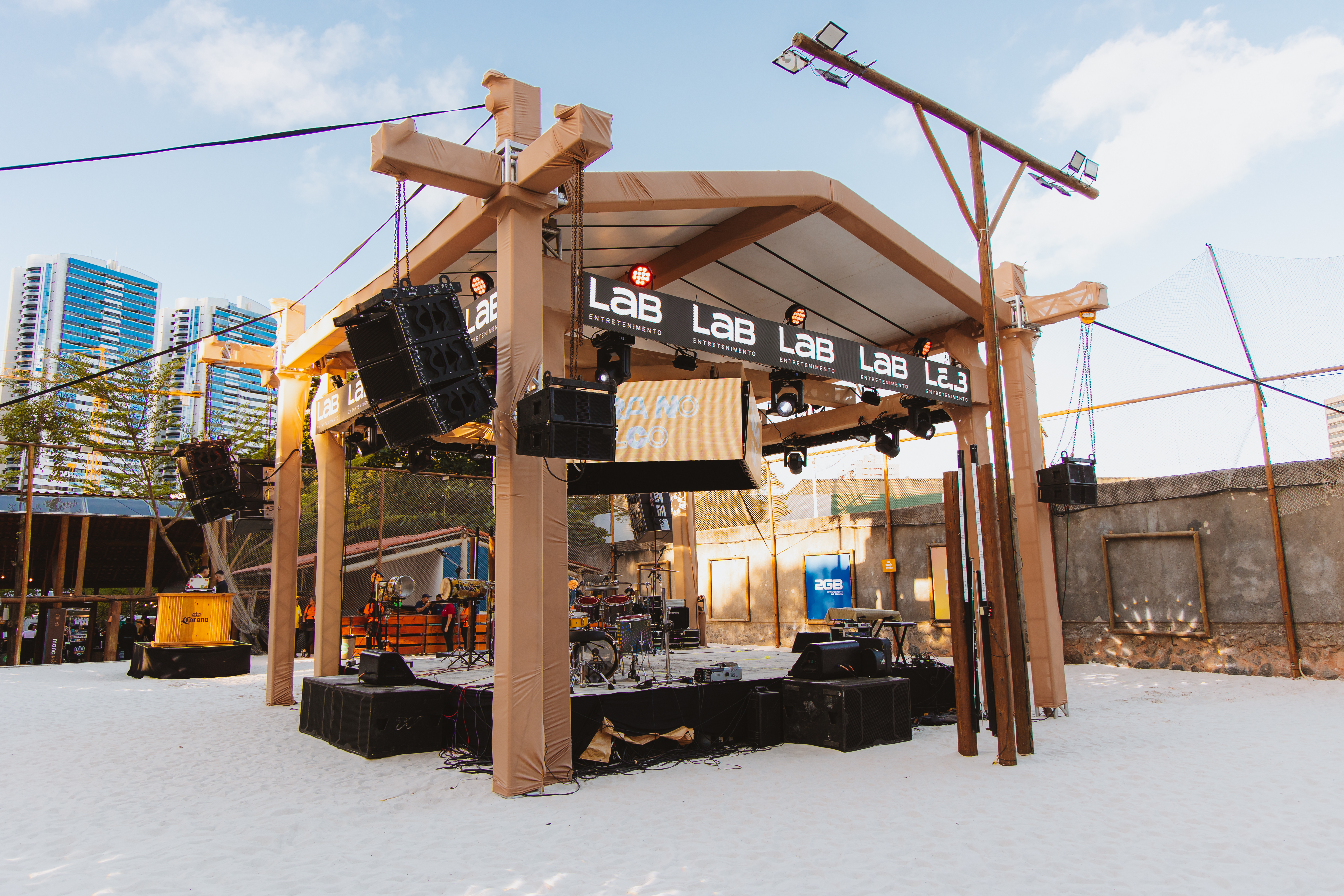 Sistema de sonorização line array em palco de praia
