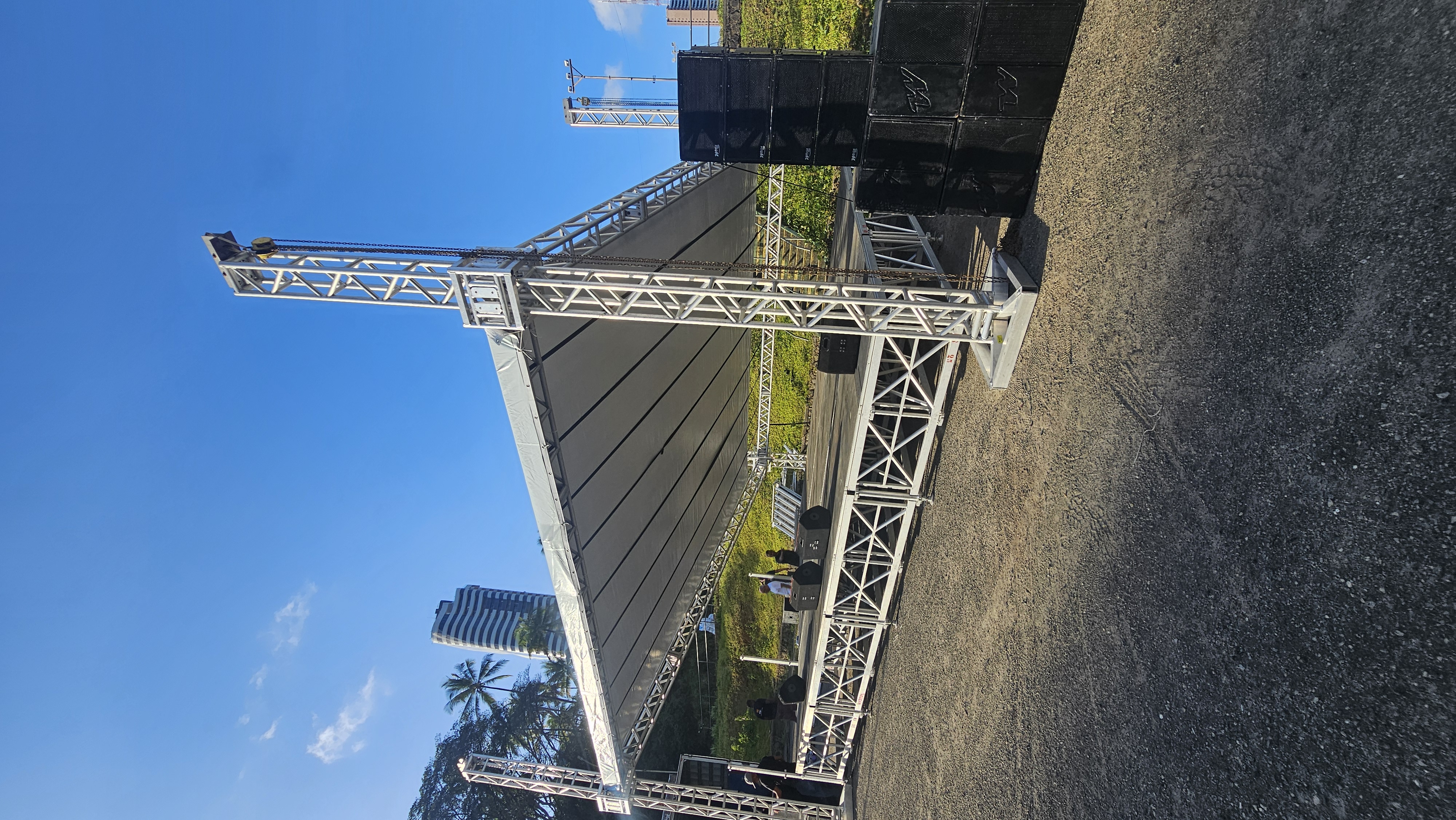 Stand modular montado em feira, com estrutura e iluminação